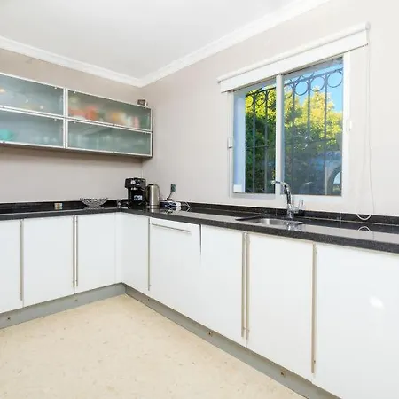 Sleeps 6 Pool Air Con Wifi Vakantiehuis