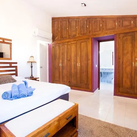 Sleeps 6 Pool Air Con Wifi *